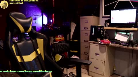 Snapshot of honeyand_thebear chatting on 21, 12, 2024 Honey and Bear online show from 21, 12, 2024