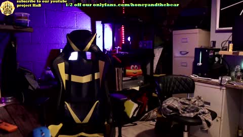 Snapshot of honeyand_thebear chatting on 8, 1, 2025 Honey and Bear online show from 8, 1, 2025