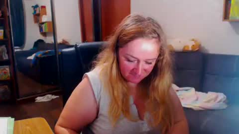 Snapshot of honeydewmolly chatting on 19, 11, 2025 HoneydewMolly online show from 19, 11, 2025