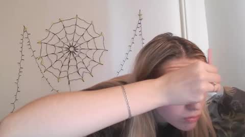 Snapshot of honeyveil chatting on 19, 11, 2025 honeyveil online show from 19, 11, 2025