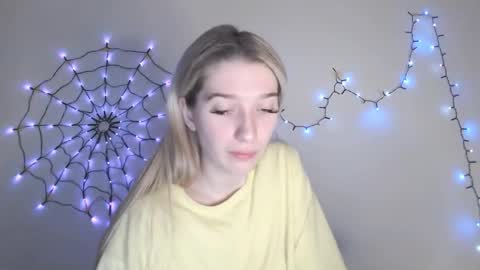 Snapshot of honeyveil chatting on 2, 12, 2025 honeyveil online show from 2, 12, 2025