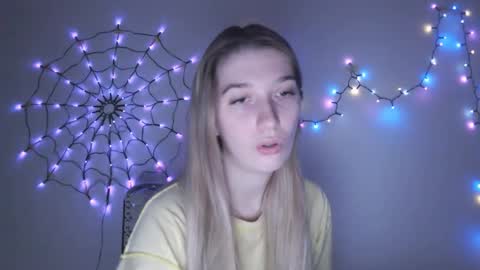 Snapshot of honeyveil chatting on 4, 12, 2025 honeyveil online show from 4, 12, 2025