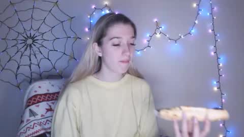 Snapshot of honeyveil chatting on 5, 12, 2025 honeyveil online show from 5, 12, 2025