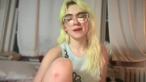 Snapshot of honeyxlimbed chatting on 4, 12, 2025 Emi Rose online show from 4, 12, 2025