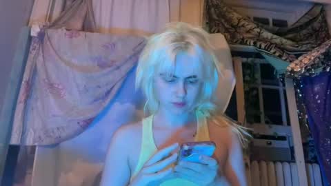 Emi Rose online show from 15, 7, 2026