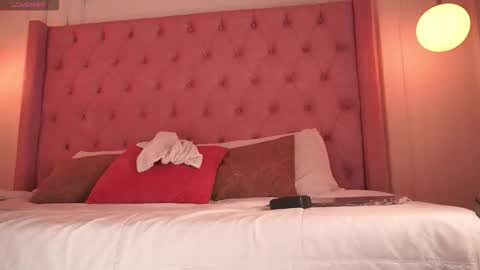 Honey Moon  Help me to reach 100 thumbs up online show from 16, 1, 2026