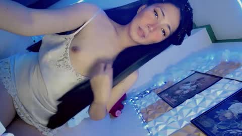 its me CLAUDIA online show from 4, 3, 2025