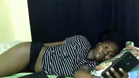 Snapshot of hot_darling95 chatting on 28, 9, 2025 Milly online show from 28, 9, 2025