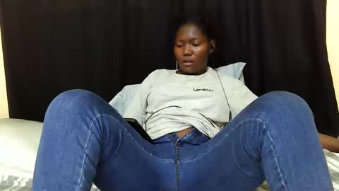 Snapshot of hot_darling95 chatting on 8, 10, 2025 Milly online show from 8, 10, 2025