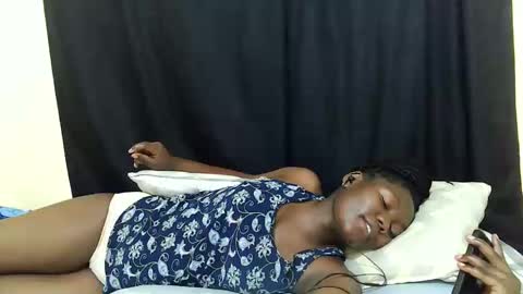 Snapshot of hot_darling95 chatting on 4, 12, 2025 Milly online show from 4, 12, 2025