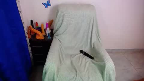 Snapshot of hot_girl01_hanna chatting on 14, 11, 2025 angie online show from 14, 11, 2025