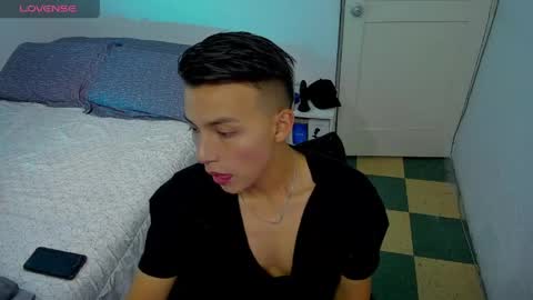 Snapshot of hot_latin_temptation chatting on 19, 5, 2026 Alejandro online show from 19, 5, 2026