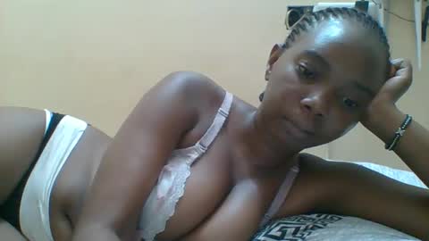 Snapshot of hotgodees chatting on 19, 11, 2025 Queen online show from 19, 11, 2025