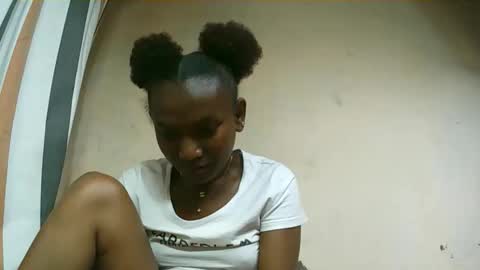 Snapshot of hotiesveronique chatting on 3, 10, 2025 veronique online show from 3, 10, 2025