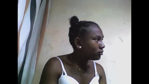 Snapshot of hotiesveronique chatting on 10, 10, 2025 veronique online show from 10, 10, 2025