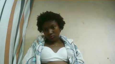 Snapshot of hotiesveronique chatting on 12, 10, 2025 veronique online show from 12, 10, 2025