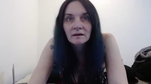 hotmodel1984 online show from 5, 12, 2025