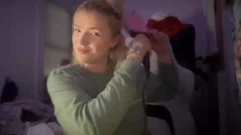 Snapshot of hotmommy1551 chatting on 14, 11, 2025 Hannah Montana online show from 14, 11, 2025