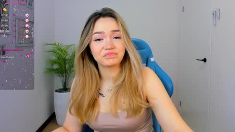 Snapshot of hottease_pvt chatting on 8, 1, 2025 hello Im Eva online show from 8, 1, 2025