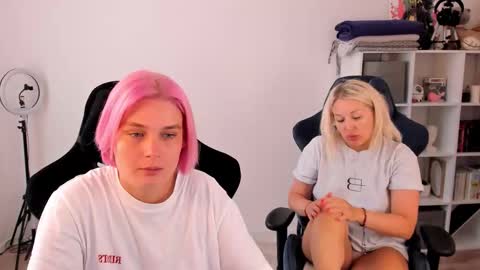 Nessie and Jessie online show from 19, 9, 2025