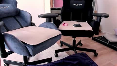 Nessie and Jessie online show from 9, 3, 2026