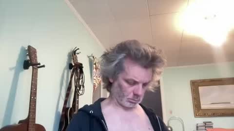 Snapshot of howlingatnothing chatting on 18, 11, 2025 howlingatnothing online show from 18, 11, 2025