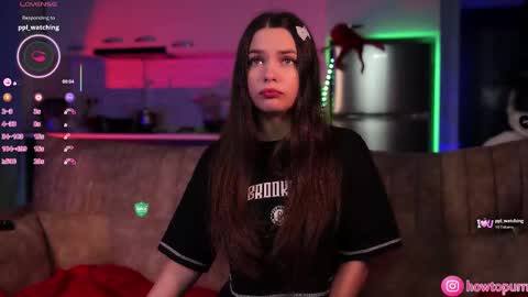 Snapshot of howtomeow chatting on 15, 11, 2025 Mia online show from 15, 11, 2025