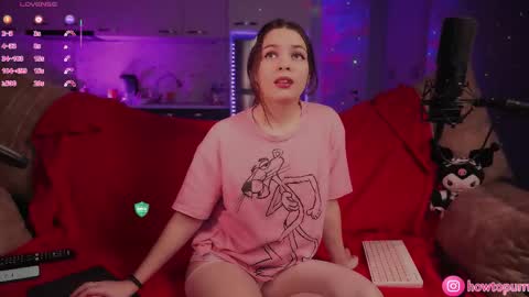 Snapshot of howtomeow chatting on 4, 12, 2025 Mia online show from 4, 12, 2025