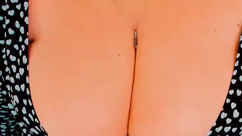 Snapshot of huge_booobs chatting on 26, 11, 2025 milli online show from 26, 11, 2025