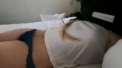 Snapshot of hugecumshots1 chatting on 19, 4, 2026 HugeCumshots online show from 19, 4, 2026