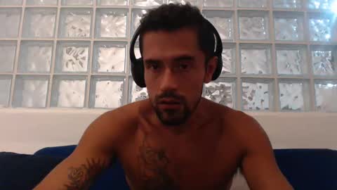 Snapshot of hugoanzola chatting on 30, 1, 2025 Colombian Milkman online show from 30, 1, 2025