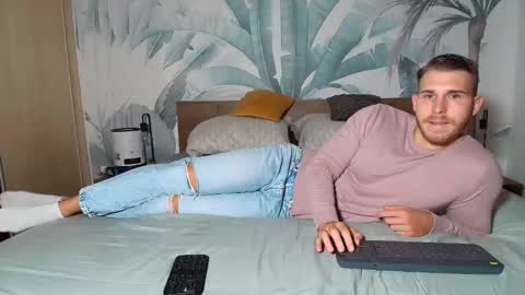 Snapshot of hunterbridges chatting on 28, 9, 2025 Hunter Bridges online show from 28, 9, 2025