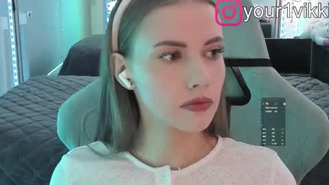 Snapshot of hustleebabyy_vikki chatting on 13, 12, 2025 Vika online show from 13, 12, 2025