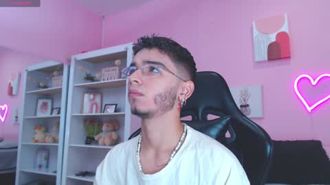 Snapshot of ian_castillo_ chatting on 30, 1, 2025 IAN CASTILLO online show from 30, 1, 2025