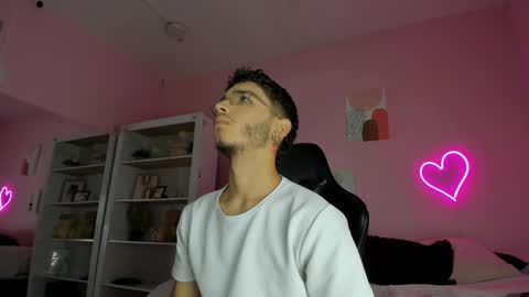 Snapshot of ian_castillo_ chatting on 4, 3, 2025 IAN CASTILLO online show from 4, 3, 2025