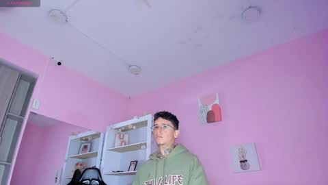 Snapshot of ian_castillo_ chatting on 25, 10, 2025 IAN CASTILLO online show from 25, 10, 2025