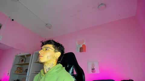 Snapshot of ian_castillo_ chatting on 5, 12, 2025 IAN CASTILLO online show from 5, 12, 2025