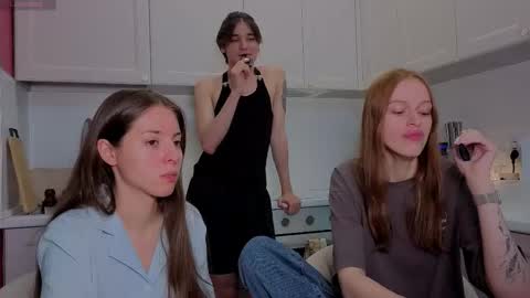 Snapshot of ihavepaws33 chatting on 20, 12, 2025 Julia and Mira online show from 20, 12, 2025
