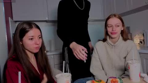 Snapshot of ihavepaws33 chatting on 21, 12, 2025 Julia and Mira online show from 21, 12, 2025