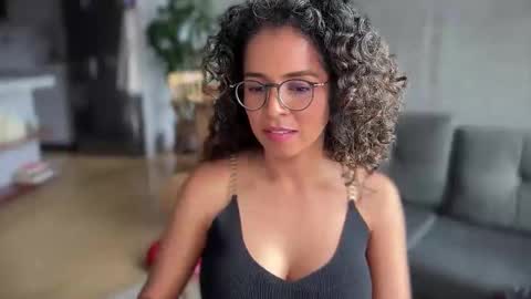 Snapshot of illaroom chatting on 4, 2, 2025 Kloe online show from 4, 2, 2025