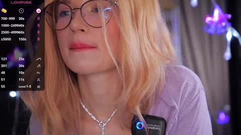 Snapshot of illegaldream chatting on 17, 12, 2025 Lindsey and Candice online show from 17, 12, 2025