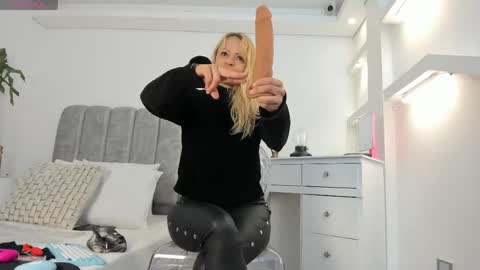 Snapshot of im_merlina chatting on 14, 5, 2026 MERLINA online show from 14, 5, 2026