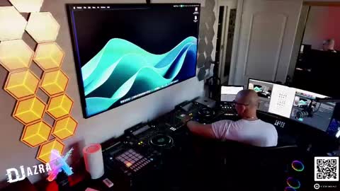 Snapshot of imdjazra chatting on 11, 4, 2026 DJ Azra online show from 11, 4, 2026