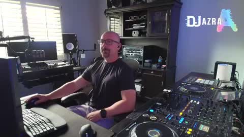 Snapshot of imdjazra chatting on 25, 4, 2026 DJ Azra online show from 25, 4, 2026