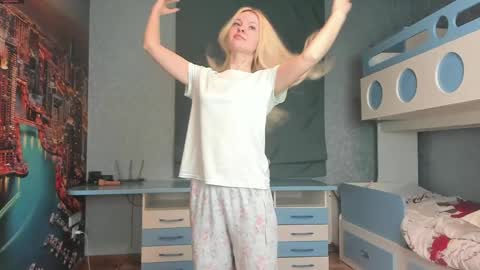 Snapshot of incredible__shell_ chatting on 18, 4, 2026 Masha online show from 18, 4, 2026