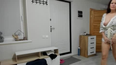 Snapshot of increible_della chatting on 24, 10, 2025 Della online show from 24, 10, 2025