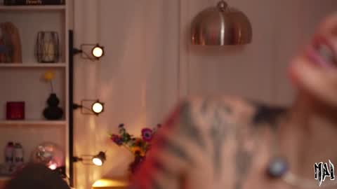 Snapshot of informal_ chatting on 23, 11, 2025 MAL --- online show from 23, 11, 2025