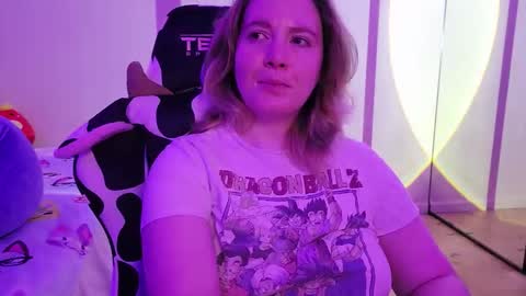 Snapshot of internetfairy_xo chatting on 21, 10, 2025 Faye online show from 21, 10, 2025