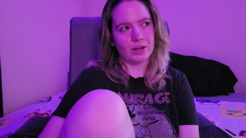 Snapshot of internetfairy_xo chatting on 4, 11, 2025 Faye online show from 4, 11, 2025