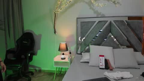 Snapshot of isa_rouse__ chatting on 19, 11, 2025 ISA ROUSE online show from 19, 11, 2025